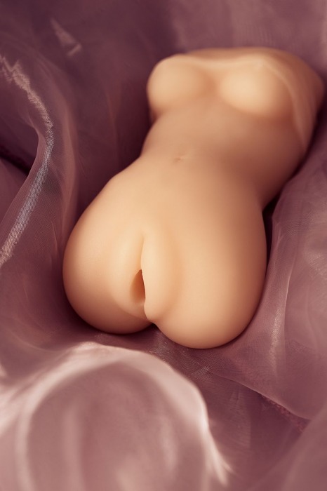 Телесный мастурбатор в виде женской фигурки - Toyfa Basic - в Прокопьевске купить с доставкой